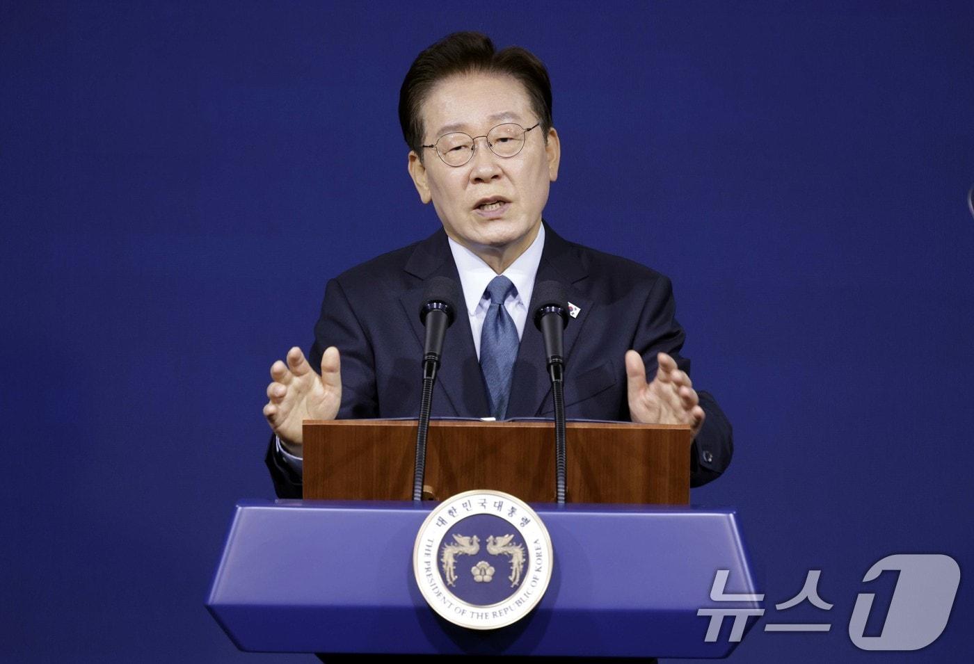 본문 이미지 - 이재명 대통령이 2일 충남 아산에서 열린 충청권 첨단산업 발전비전 국민보고회에서 축사를 하고 있다. 2026.7.2 ⓒ 뉴스1 허경 기자