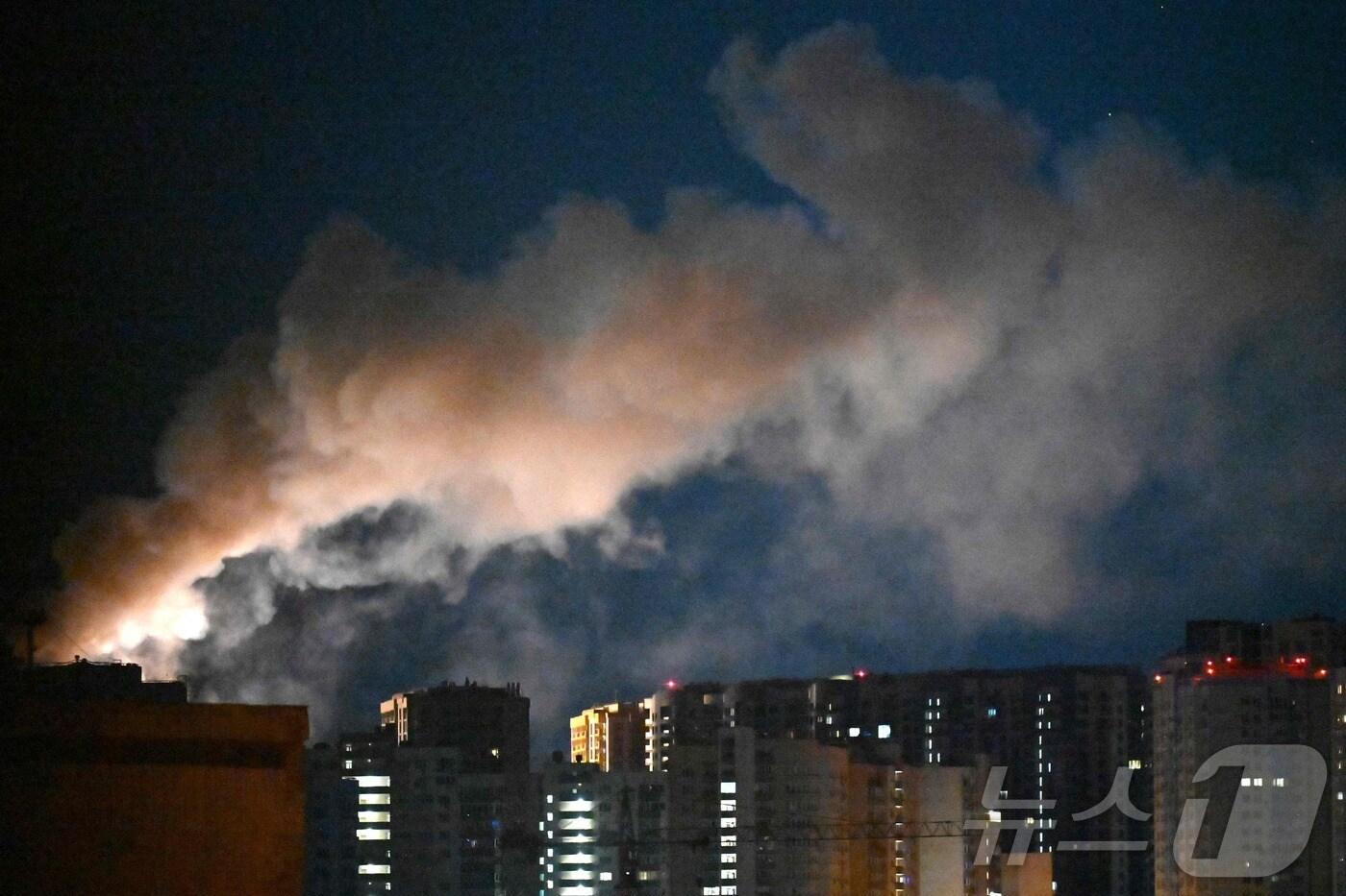 본문 이미지 -  2일(현지시간) 우크라이나 수도 키이우에 대한 러시아의 미사일 공격으로 연기가 치솟고 있다. 2026.07.02. ⓒ AFP=뉴스1