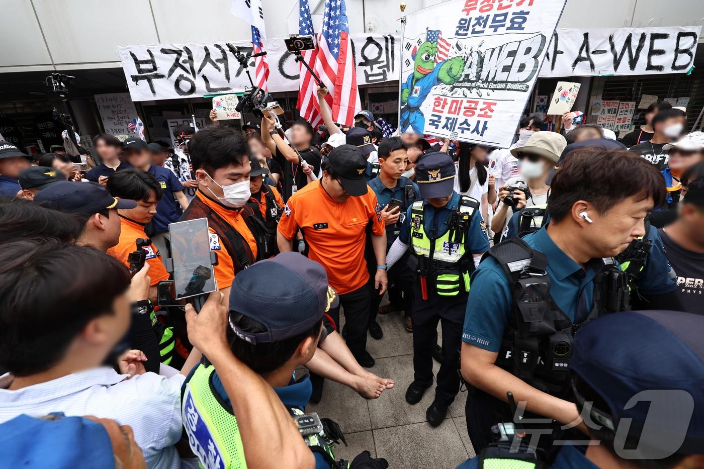본문 이미지 - 2일 서울 송파구 올림픽공원 핸드볼경기장 개표소 앞에서 국조특위 현장조사를 앞두고 시위 참가자 간 충돌이 일어나 경찰과 구급대원이 현장을 수습하고 있다. 2026.7.2 ⓒ 뉴스1 구윤성 기자