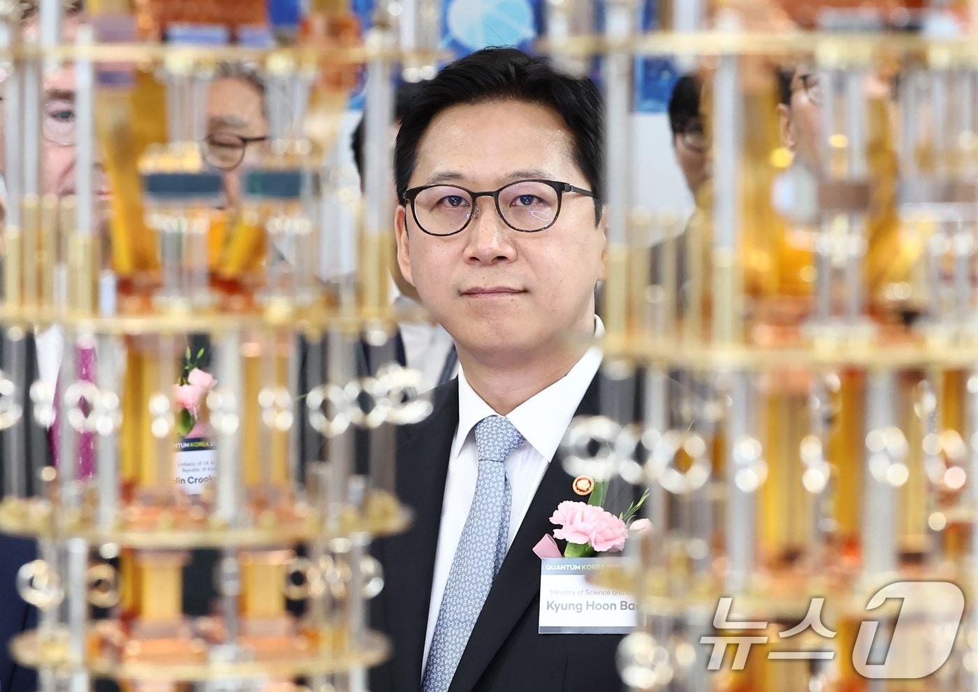 본문 이미지 - 배경훈 부총리 겸 과학기술정보통신부 장관이 2일 오전 서울 동대문구 동대문디자인플라자(DDP)에서 열린 양자 과학기술 연구산업 축제 '퀀텀 코리아 2026'에서 IBM 퀀텀 시스템 양자컴퓨터 모형을 살펴보고 있다. 2026.7.2 ⓒ 뉴스1 김민지 기자