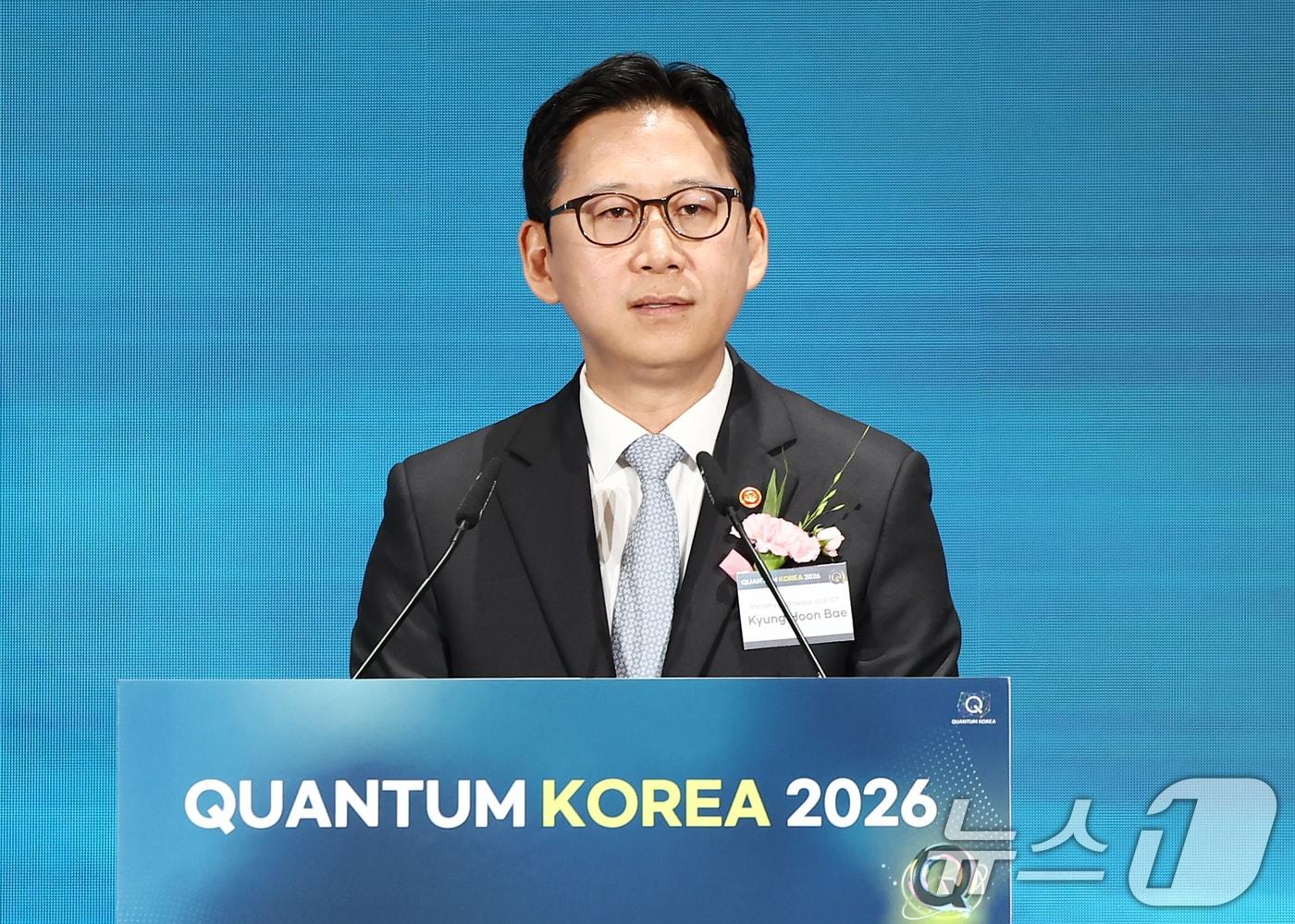 본문 이미지 - 배경훈 부총리 겸 과학기술정보통신부 장관이 2일 오전 서울 동대문구 동대문디자인플라자(DDP)에서 열린 양자 과학기술 연구산업 축제 '퀀텀 코리아 2026'에서 환영사를 하고 있다. 2026.7.2 ⓒ 뉴스1 김민지 기자