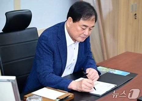 본문 이미지 - 배낙호 김천시장이 지난 1일 민선 9기 1호 결재를 하고 있다. (김천시 제공. 재판매 및 DB금지)/뉴스1
