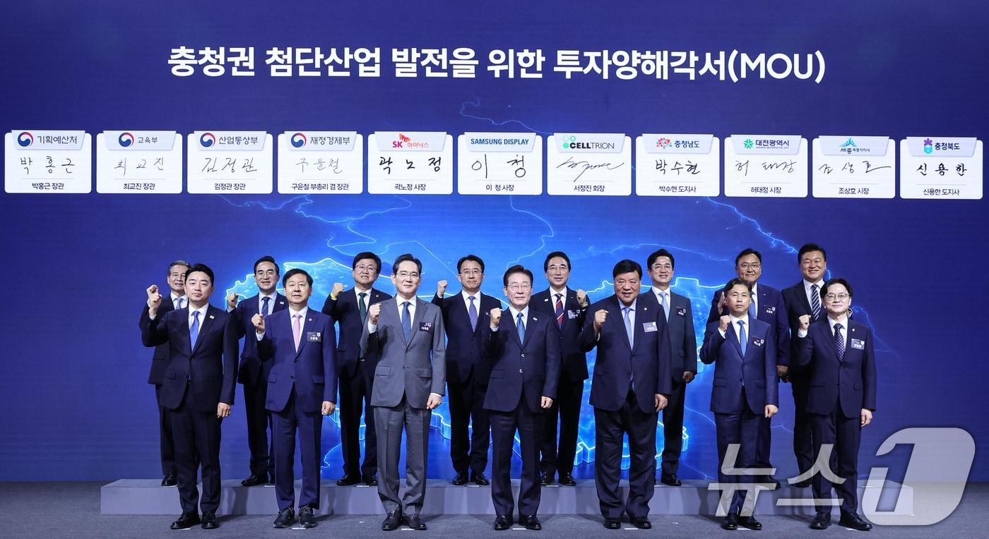 본문 이미지 - 이재명 대통령이 2일 충남 아산에서 열린 충청권 첨단산업 발전비전 국민보고회에서 충청권 첨단산업 발전을 위한 투자양해각서를 체결한 후 기념촬영을 하고 있다. 2026.7.2 ⓒ 뉴스1 허경 기자