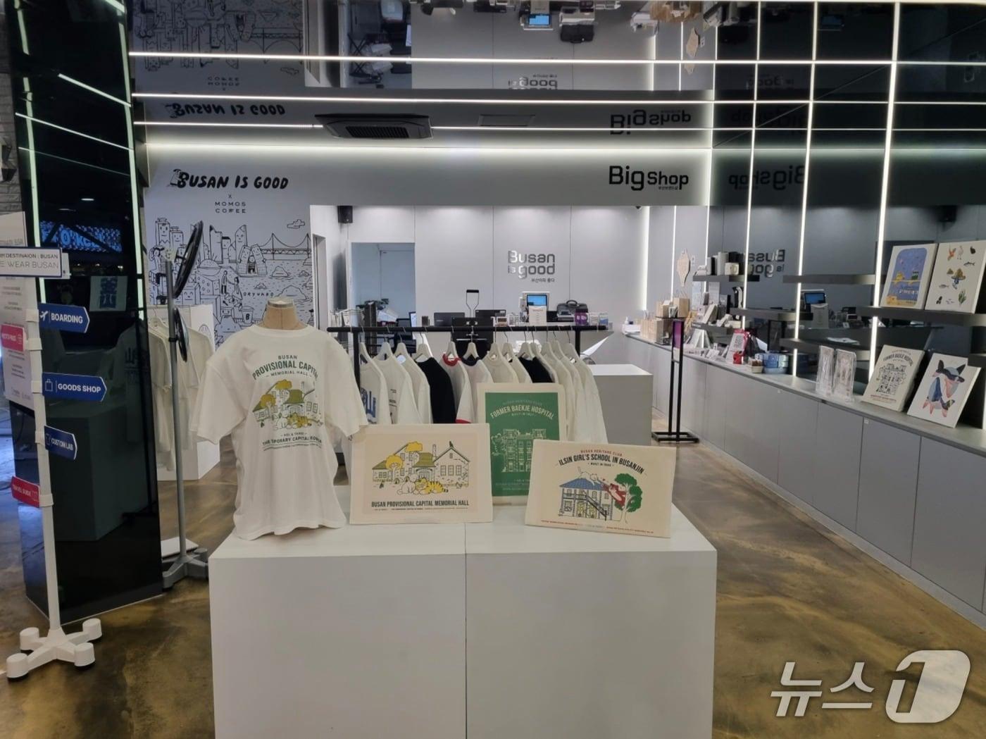 본문 이미지 - 부산 브랜드숍에 마련된 어스아워스 팝업스토어 모습 (부산디자인진흥원 제공. 재판매 및 DB금지)