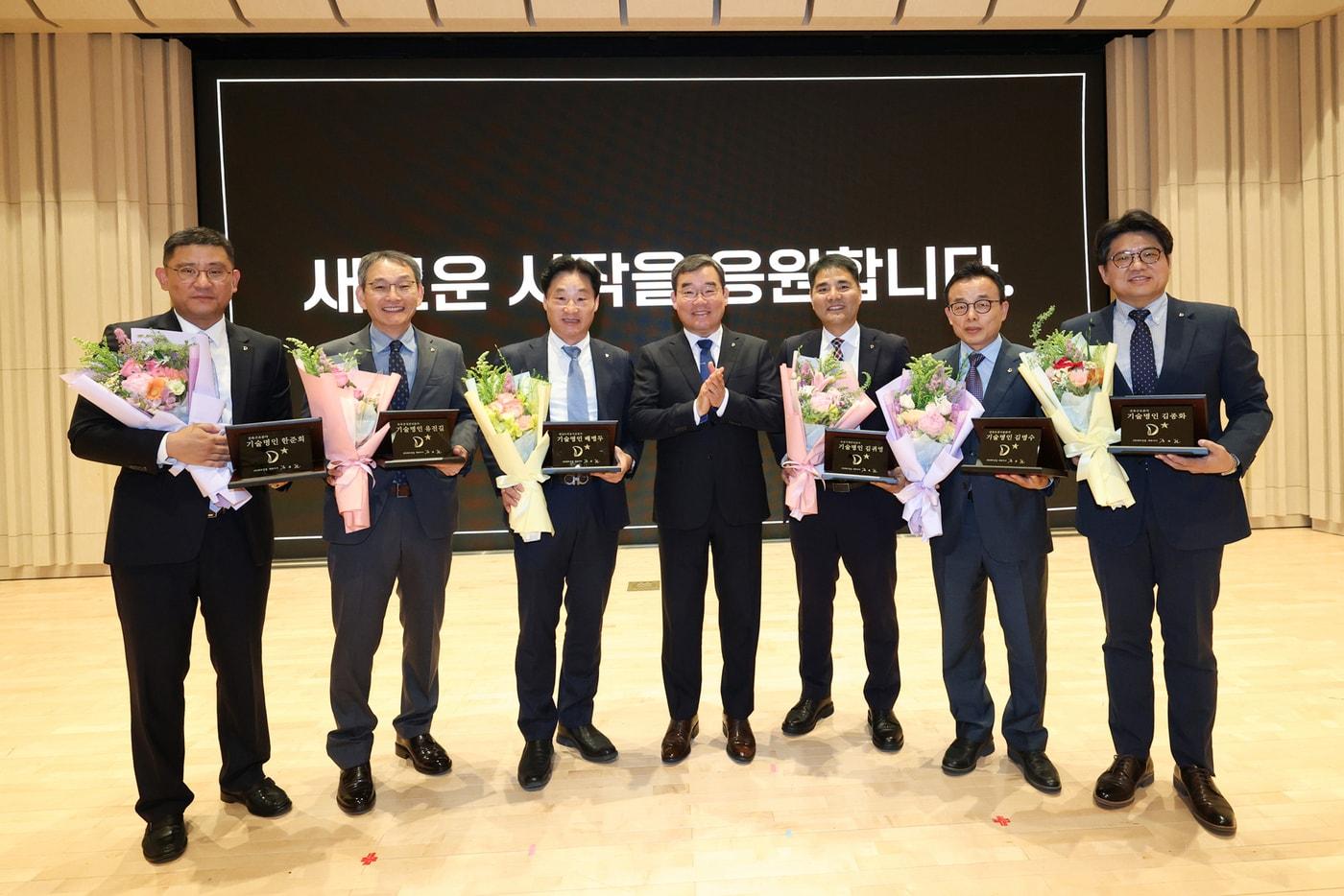 본문 이미지 - 대우건설 기술명인들이 기념촬영을 하고 있다.(대우건설 제공)뉴스1ⓒ news1
