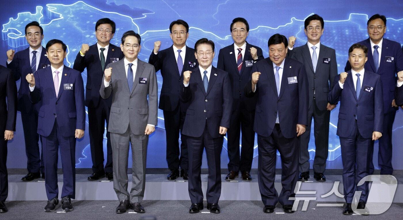 본문 이미지 - 이재명 대통령이 2일 충남 아산에서 열린 충청권 첨단산업 발전비전 국민보고회에서 충청권 첨단산업 발전을 위한 투자양해각서를 체결한 후 기념촬영을 하고 있다. 2026.7.2 ⓒ 뉴스1 허경 기자