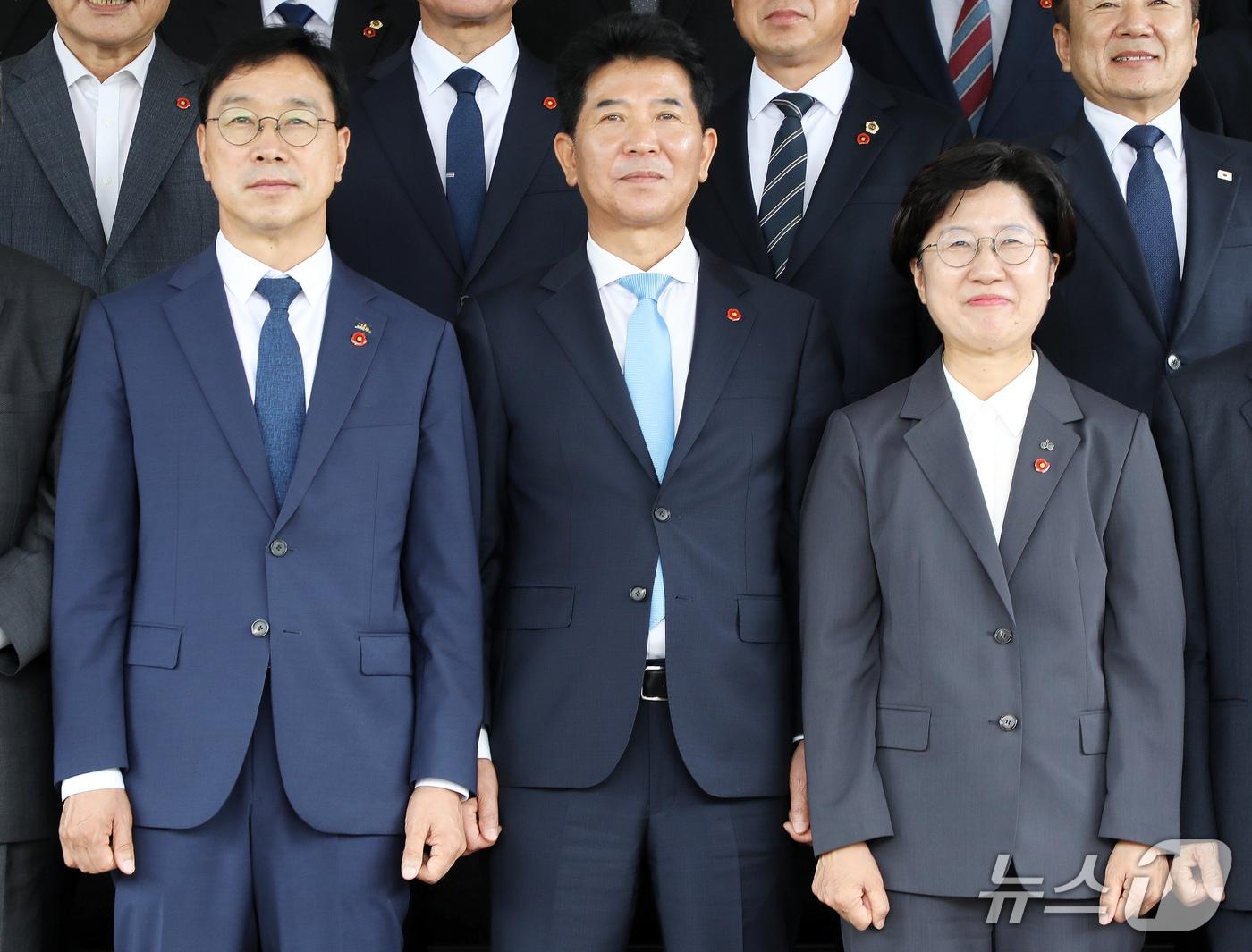 본문 이미지 - (왼쪽부터) 위성곤 제주도지사와 송영훈 제주도의회 의장, 고의숙 제주도교육감이 2일 오전 제주도의회 의사당 앞에서 제13대 제주도의회 개원에 따른 기념촬영을 하고 있다.2026.7.2/뉴스1 ⓒ 뉴스1 오미란 기자