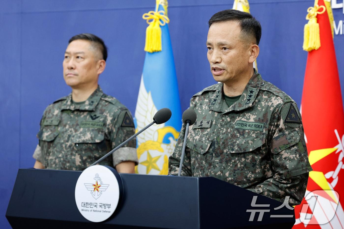 본문 이미지 - 최장식 육군참모차장(중장)이 2일 오전 서울 용산구 국방부 청사 브리핑룸에서 포천 예비군 사망 원인 조사 결과를 발표하고 있다. 2026.7.2 ⓒ 뉴스1 박정호 기자