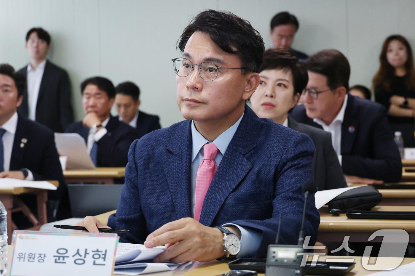 본문 이미지 - 윤상현 6·3 지방선거 투표용지 부족 사태 국정조사특별위원회 위원장이 2일 오전 서울 송파구 선거관리위원회에서 열린 '투표용지 부족 사태 관련 현장보고회'에 자리하고 있다. 2026.7.2 ⓒ 뉴스1 국회사진기자단
