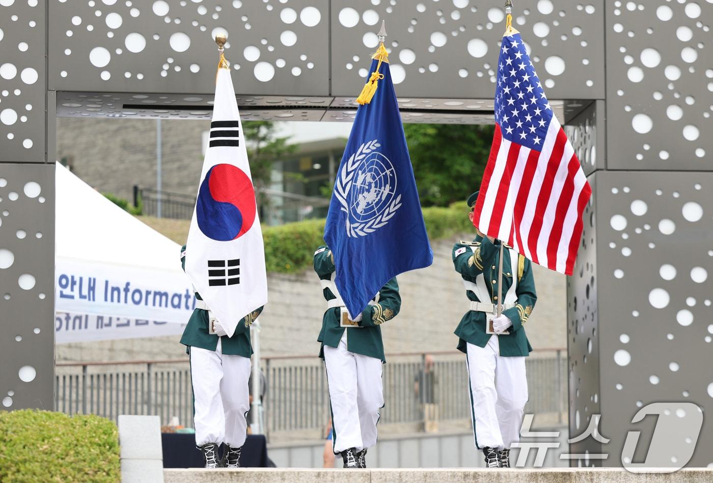 본문 이미지 - 경기 오산시 죽미령평화공원에서 열린 '제76주년 유엔군 참전 기념 및 미 스미스부대 전몰장병 추도식'에서 기수단이 입장하고 있다. 2026.7.2 ⓒ 뉴스1 김영운 기자