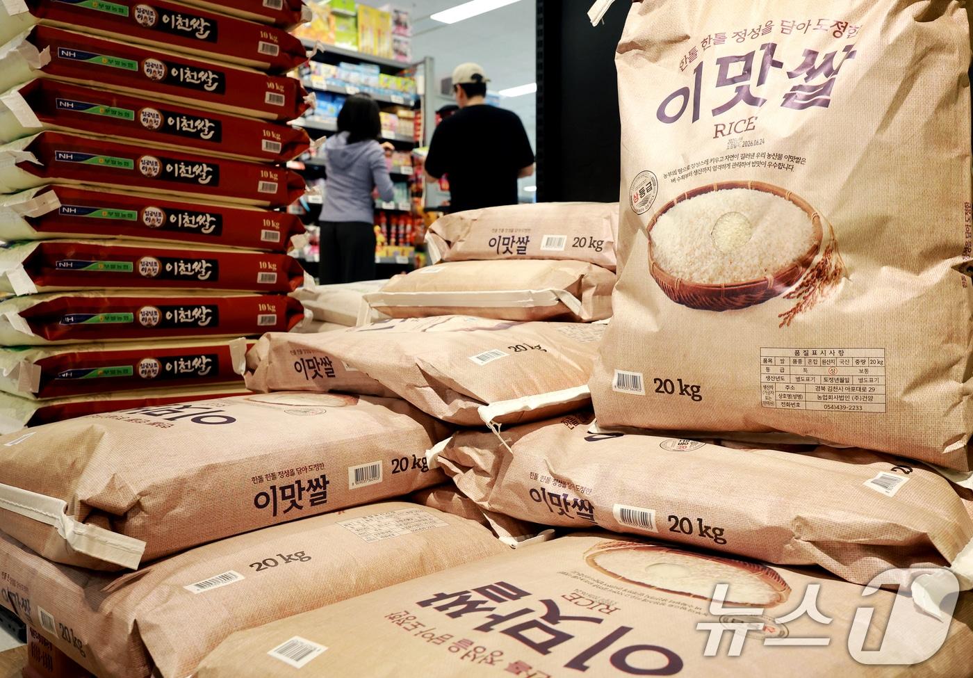 본문 이미지 - 서울 시내의 한 대형마트에 쌀이 진열되어 있다. (사진은 기사 내용과 무관함) 2026.7.2 ⓒ 뉴스1 이호윤 기자