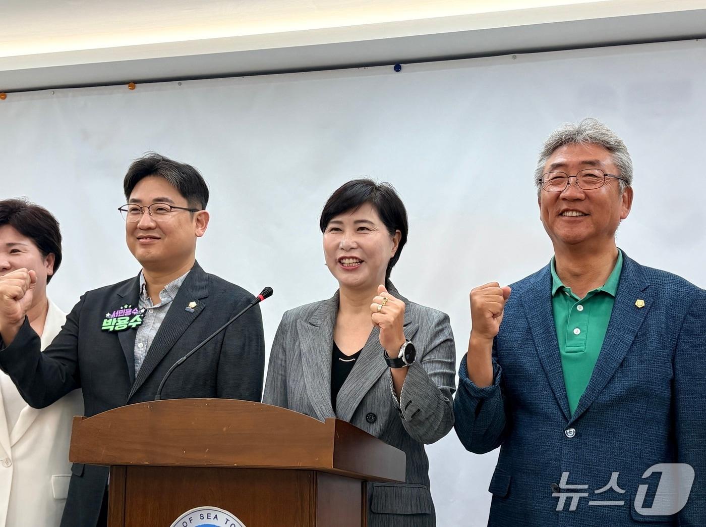 본문 이미지 - 2일 통영시청 브리핑룸에서 더불어민주당 통영시의원들이 국민의힘에게 협치를 요구하는 기자회견을 진행하고 있다.2026.07.02/뉴스1 강미영기자