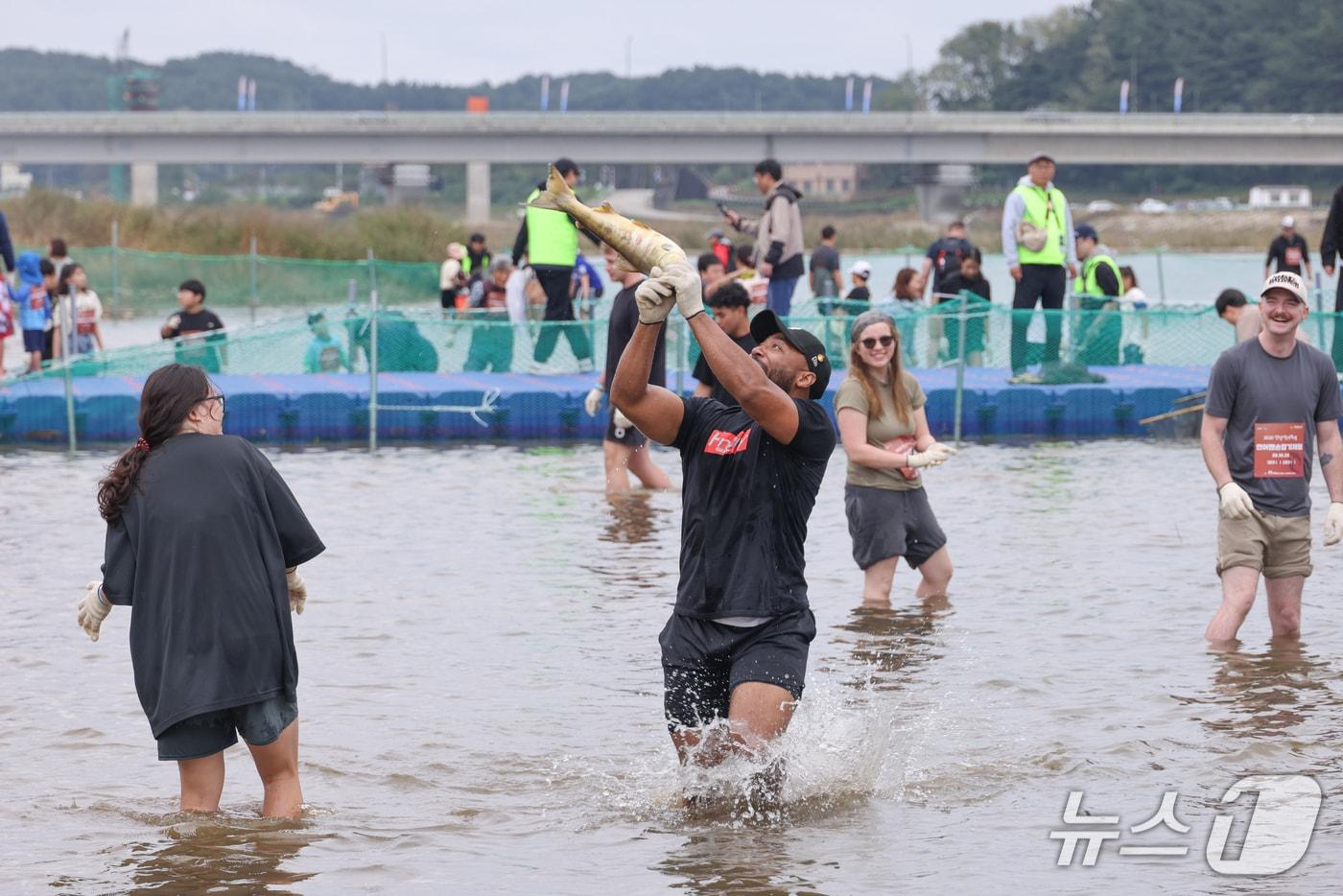 본문 이미지 - 지난해 양양연어축제 연어맨손잡기체험.(양양문화재단 제공, 재판매 및 DB 금지) 2026.7.2/뉴스1