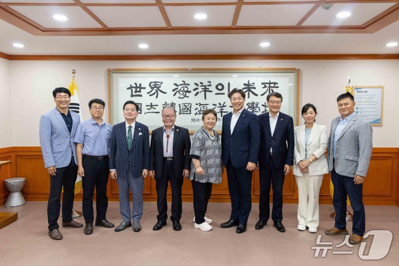 본문 이미지 - 지난달 30일 열린 간담회에 참석한 관계자들이 기념촬영을 하는 모습 (한국해양대 제공. 재판매 및 DB금지)