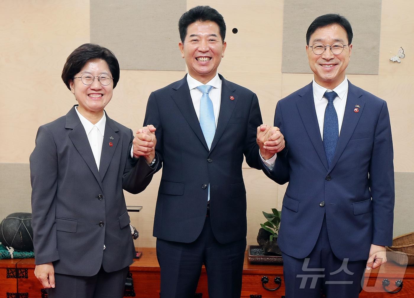본문 이미지 - (왼쪽부터) 고의숙 제주도교육감과 송영훈 제주도의회 의장, 위성곤 제주도지사가 2일 제주도의회 의장실에서 제13대 제주도의회 개원에 따른 기념촬영을 하고 있다.(제주도의회 제공, 재판매 및 DB 금지) 2026.7.2 ⓒ 뉴스1