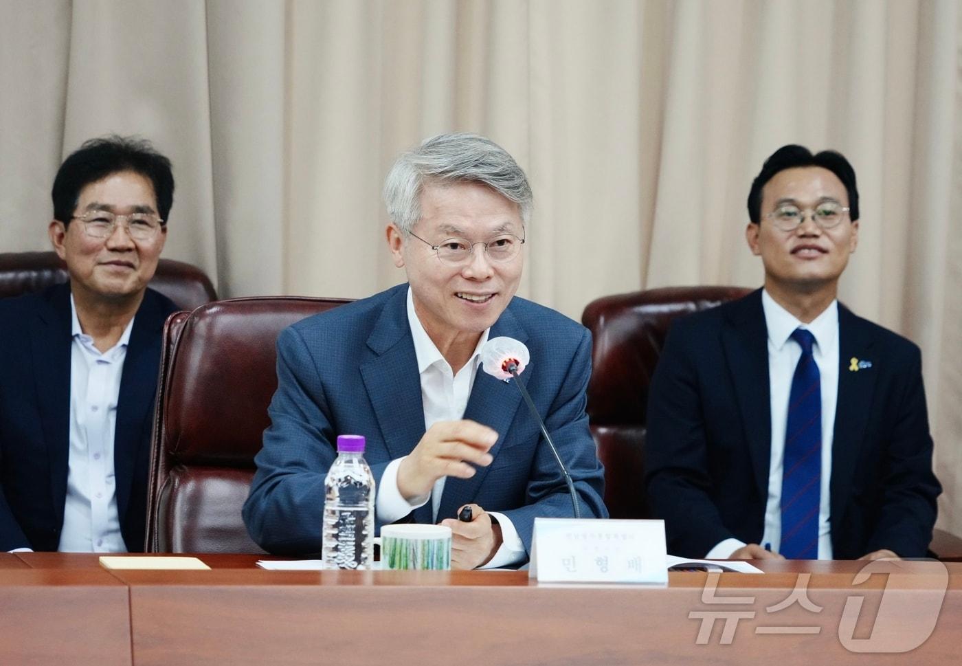 본문 이미지 - 민형배 전남광주통합특별시장이 2일 나주 한국전력공사를 방문해 여름철 전력수급 대응체계 및 반도체 전력공급방안 등을 논의하고 있다. (젼남광주통합특별시 제공. 재판매 및 DB금지)2026.7.2 ⓒ 뉴스1
