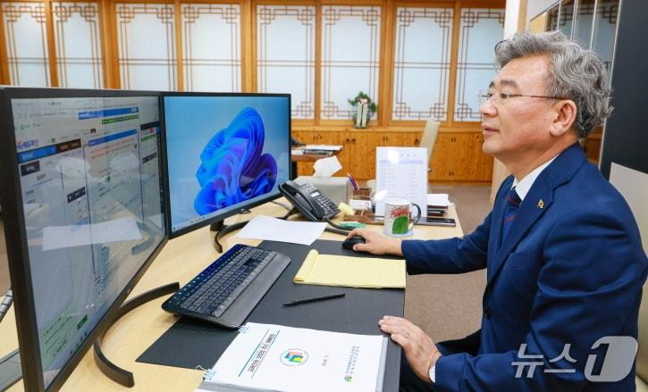 본문 이미지 - 천호성 전북교육감이 임기 시작 첫날인 지난 1일 오후, 첫 결재로 '교권·인권 보호망 구축 정책'에 서명하고 있다.(전북교육청 제공, 재판매 및 DB 금지)/뉴스1