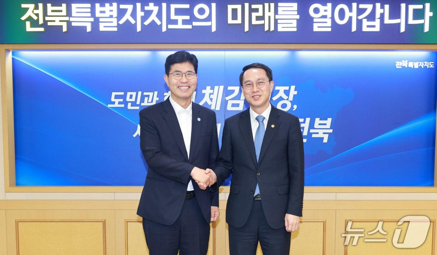 본문 이미지 - 2일 전북도청에서 이원택 도지사와 문성요 새만금개발청장이 간담회를 갖고 기념 촬영을 하고 있다.(전북도 제공. 재판매 및 DB금지)/뉴스1 
