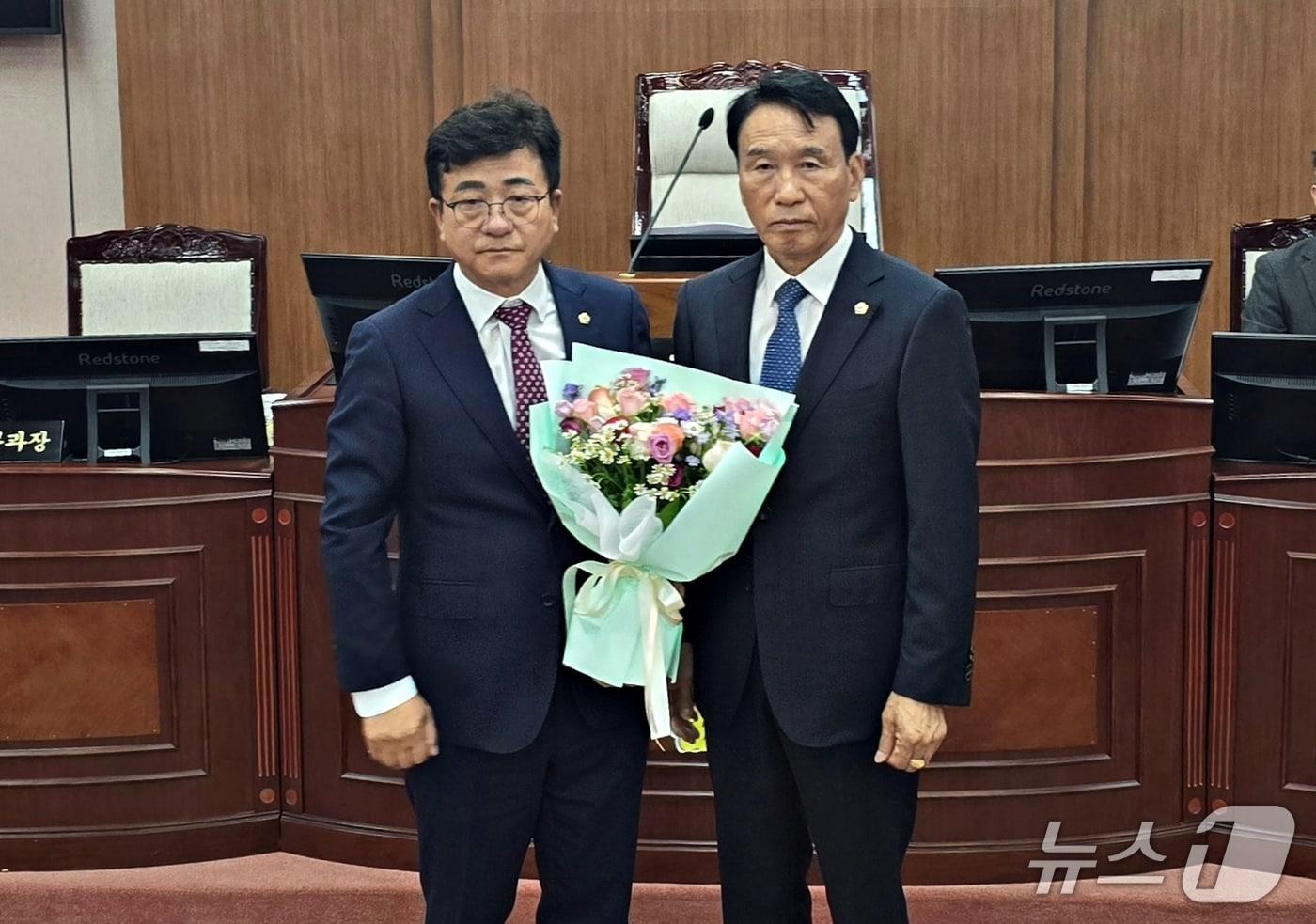 본문 이미지 - 충북 증평군의회 7대 전반기 장천배 의장(오른쪽)과 민광준 부의장..(독자제공)/뉴스1