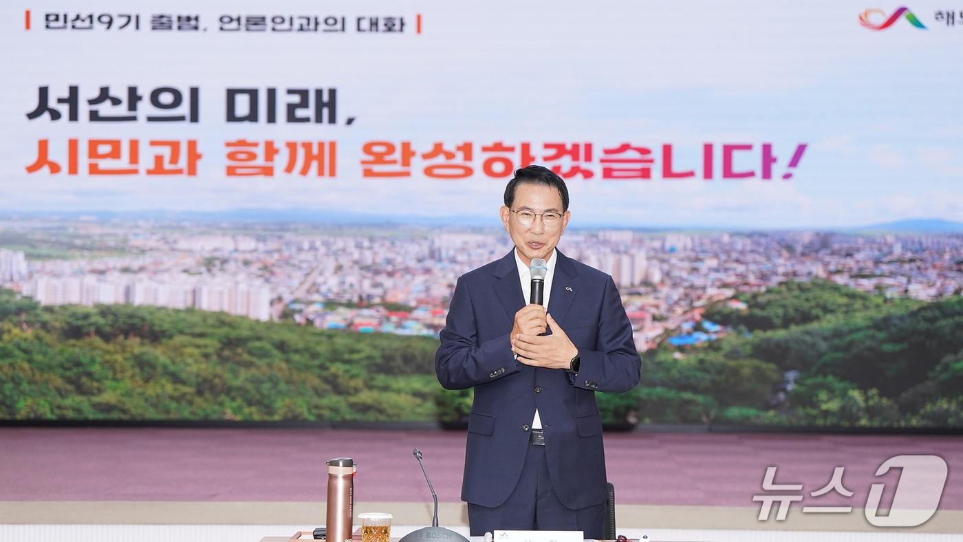 본문 이미지 - 2일 오전 시청 대회의실에서 열린 언론인과의 대화 시간에 지역 산업 위기 극복 방안과 주요 현안사업 추진 방향 등을 설명하고 있는 이완섭 서산시장(서산시 제공. 재판매 및 DB금지)/뉴스1