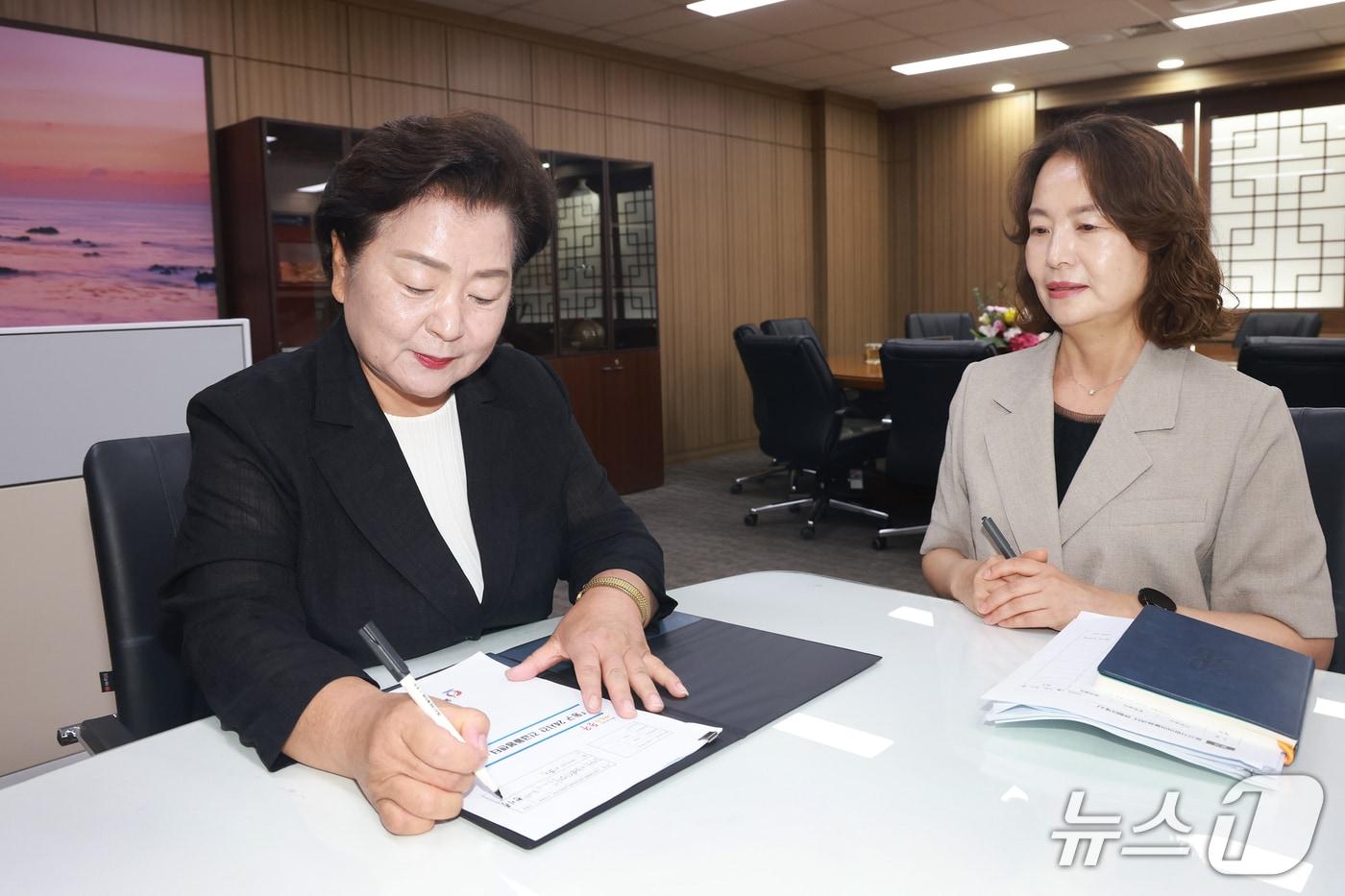 본문 이미지 - 천기옥 울산 동구청장은 2일 구청장실에서 민선 9기 1호 결재로 '24시간 긴급돌봄센터 운영' 사업에 서명했다.(울산 동구 제공. 재판매 및 DB금지)/뉴스1