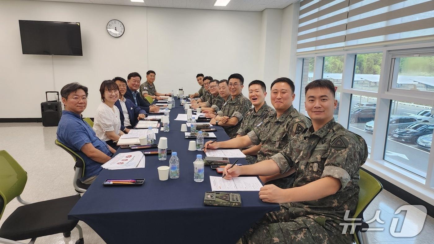본문 이미지 - 계룡시문화관광재단과 육·해·공군 군악의장대 관계자들이 제16회 계룡군문화축제 협력 방안을 논의하고 있다. (계룡시 제공. 재판매 및 DB 금지)