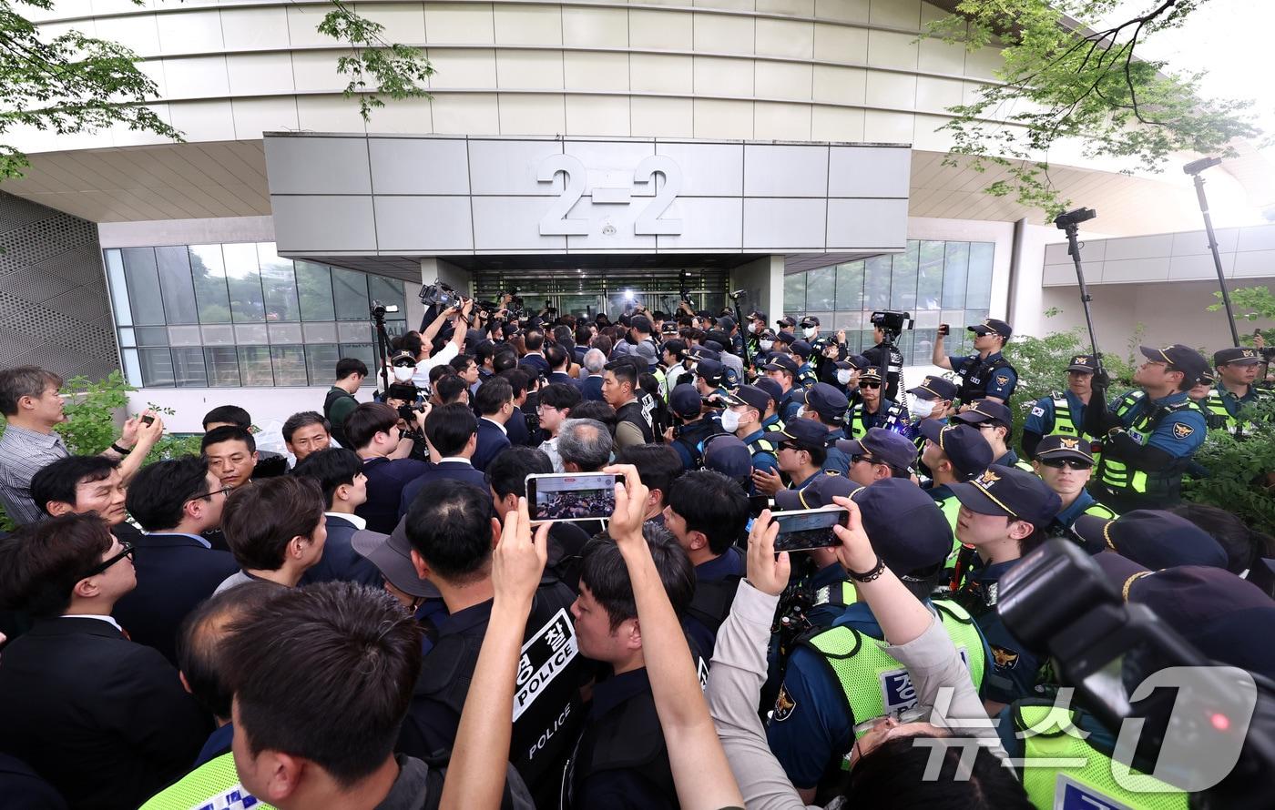본문 이미지 - 윤상현 위원장 등 국조특위 위원들이 2일 오후 개표소 현장조사를 위해 서울 송파구 올림픽공원 핸드볼경기장으로 진입하고 있다. 2026.7.2 ⓒ 뉴스1 구윤성 기자