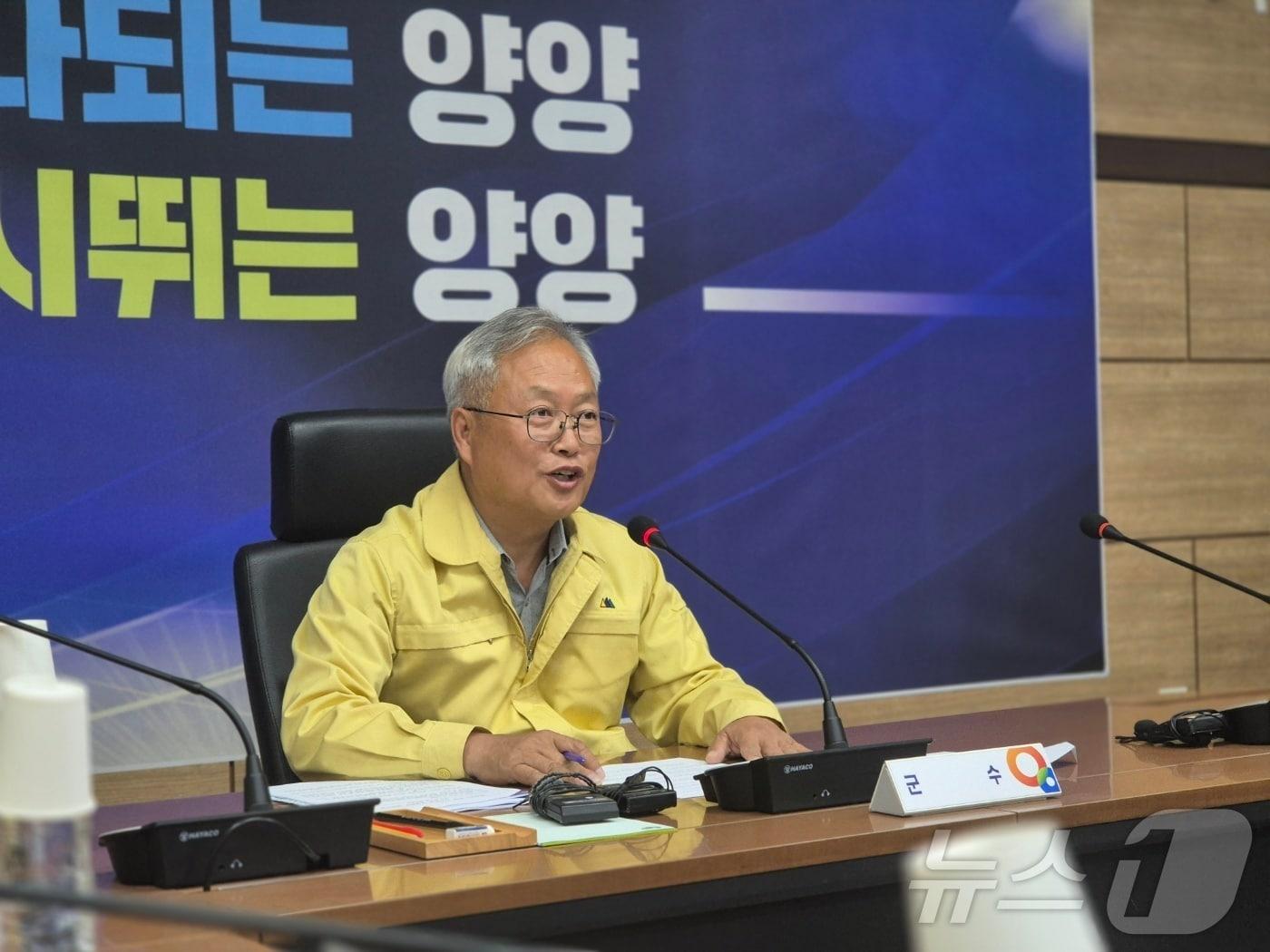 본문 이미지 - 김정중 강원 양양군수가 2일 군청 소회의실에서 열린 민선 9기 취임 기자회견에서 군정 운영 방향을 밝히고 있다. 2026.7.2 ⓒ 뉴스1 윤왕근 기자