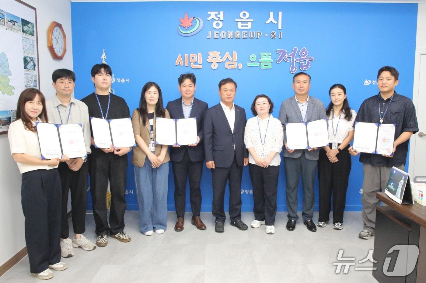 본문 이미지 - 2일 전북 정읍시청에서 2026년 상반기 적극행정 우수공무원 시상식이 열린 가운데 이학수 시장과 수상자들이 기념 촬영을 하고 있다.(정읍시 제공. 재판매 및 DB금지)/뉴스1