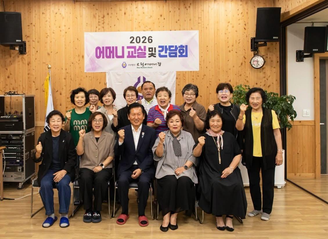 본문 이미지 - 정청래 전 더불어민주당 대표가 광주 오월어머니집을 찾아 기념촬영을 하고 있다. (정 전 대표 페이스북 갈무리)