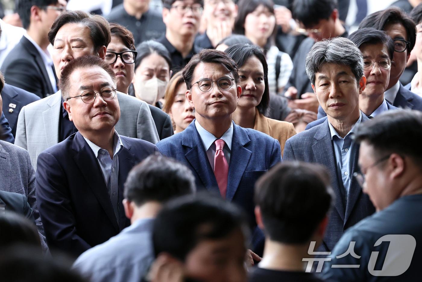 본문 이미지 - 국정조사 특별위원회 윤상현 위원장과 윤건영, 서범수 여야 간사가 2일 오후 개표소 현장조사를 위해 서울 송파구 올림픽공원 핸드볼경기장을 찾아 출입문이 개방되는 동안 대기하고 있다. 2026.7.2 ⓒ 뉴스1 구윤성 기자