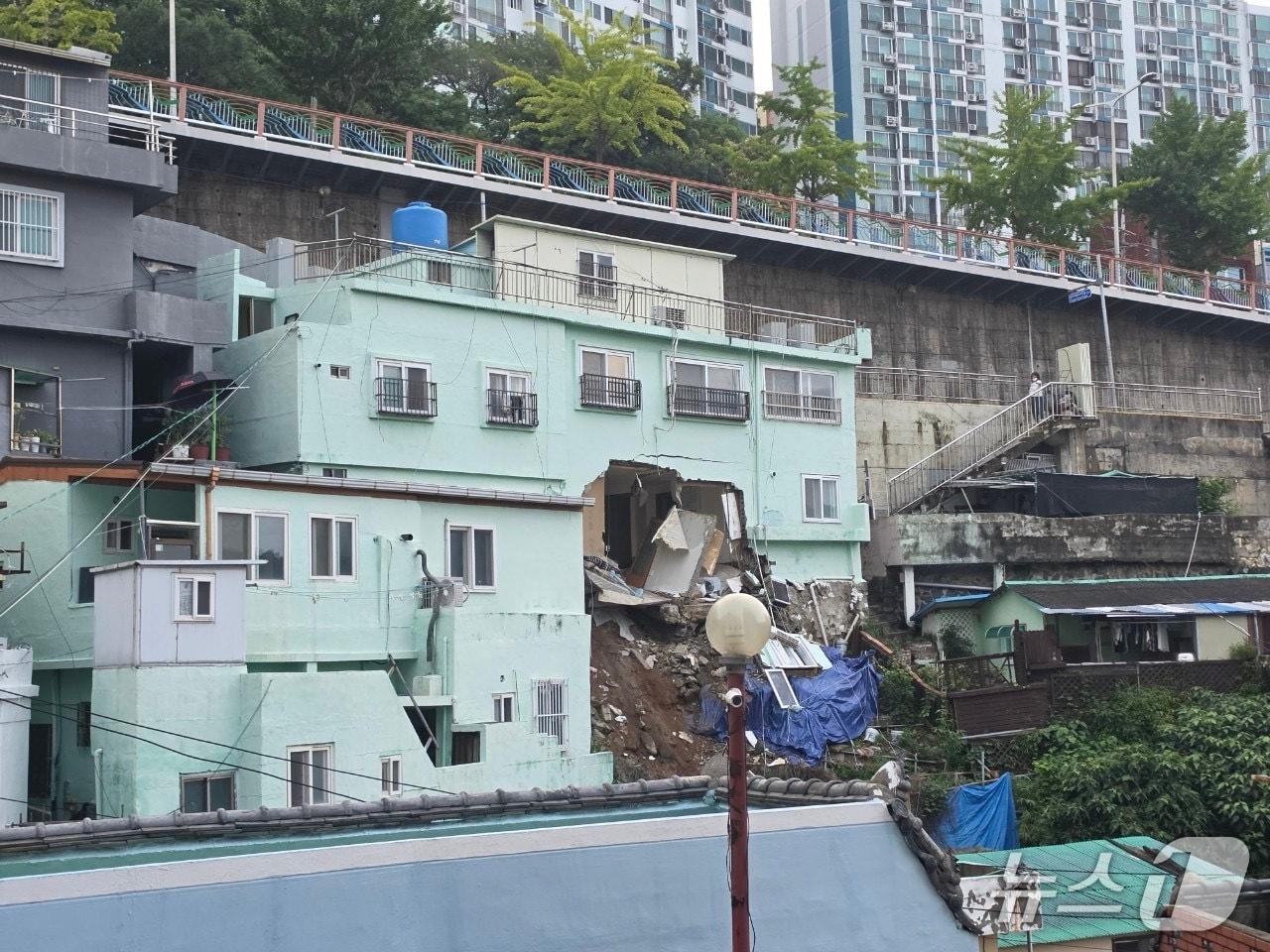 본문 이미지 - 2일 부산 서구 암남동의 재개발구역에서 철거 예정인 2층짜리 주택이 무너져 내린 현장 모습. (부산소방재난본부 제공. 재판매 및 DB금지)