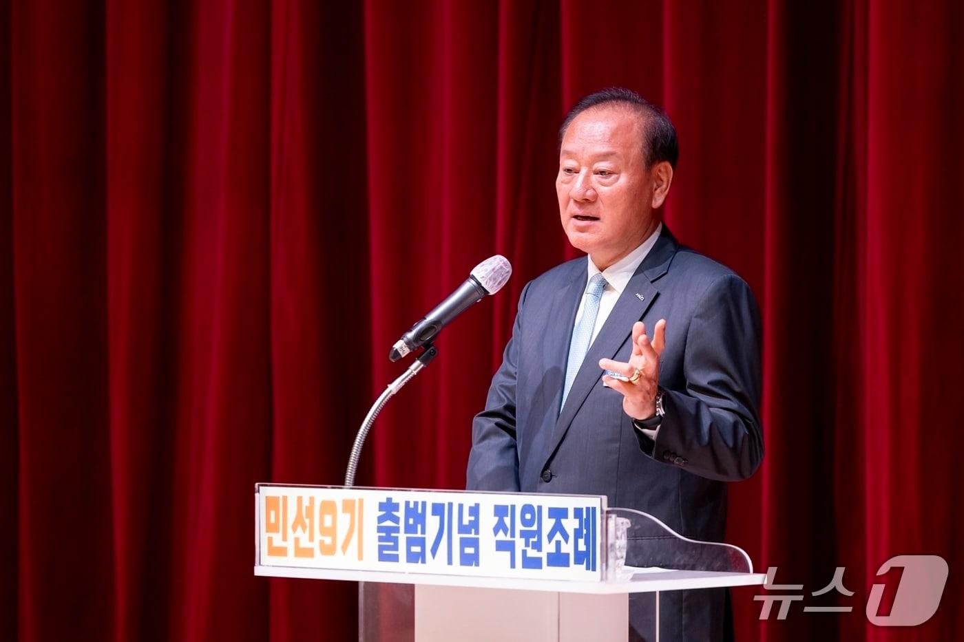 본문 이미지 - 민선 9기 출범 기념 직원조례에서 기념사를 하는 유동균 마포구청장