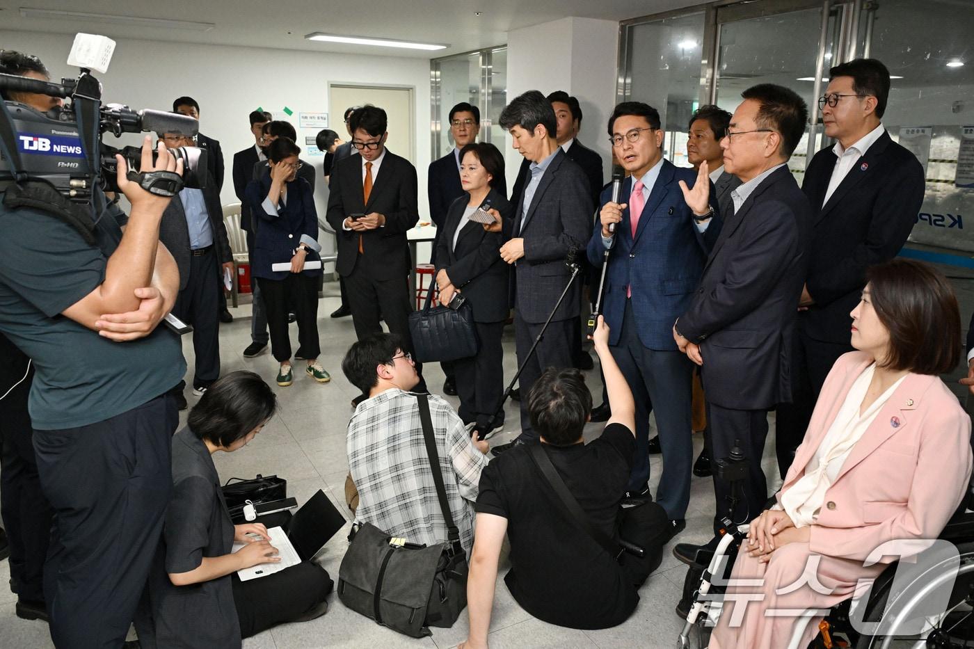 본문 이미지 - 국회 전국동시지방선거 투표용지 부족 사태 등 국민 참정권 침해 진상규명 및 선거관리 개혁을 위한 국정조사 특별위원회가 현장 조사에 나선 지난 2일 서울 송파구 올림픽공원에서 윤상현 위원장과 위원들이 발언하고 있다. 2026.7.2 ⓒ 뉴스1 국회사진기자단