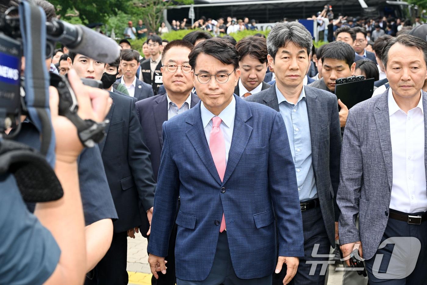 본문 이미지 - 6·3 지방선거 투표용지 부족 사태를 조사 중인 윤상현 국회 국정조사특별위원회 위원장을 비롯한 위원들이 2일 서울 송파구 올림픽공원 핸드볼경기장에서 조사를 마친 후 이동하고 있다. 2026.7.2 ⓒ 뉴스1 국회사진기자단