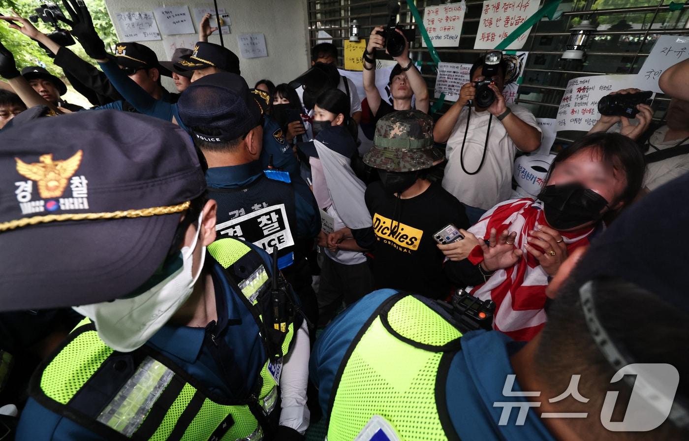 본문 이미지 - 2일 오후 국정조사특별위원회의 개표소 현장조사를 앞둔 서울 송파구 올림픽공원 핸드볼경기장에서 시위 참가자들이 스크럼을 짜며 출입구를 막아서자 경찰이 강제해산을 시도하고 있다. 2026.7.2 ⓒ 뉴스1 구윤성 기자
