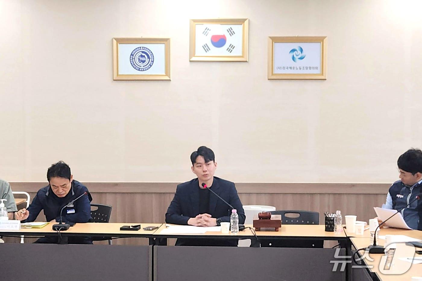 본문 이미지 - 김수헌 해운노조협의회 신임 의장이 당선소감을 밝히는 모습 (선원노련 제공. 재판매 및 DB금지)