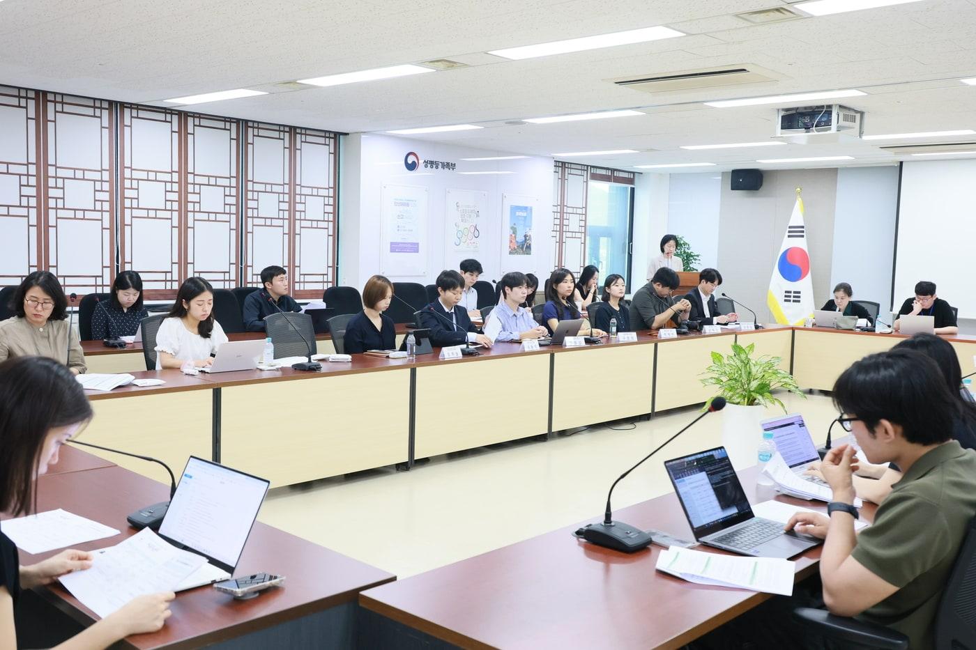 본문 이미지 - 성평등가족부가 2일 오전 청년 공존공감 위원회 중간보고회 관련 브리핑을 열고 청년위원별로 정책의제를 소개하고 있다.(성평등부 제공)