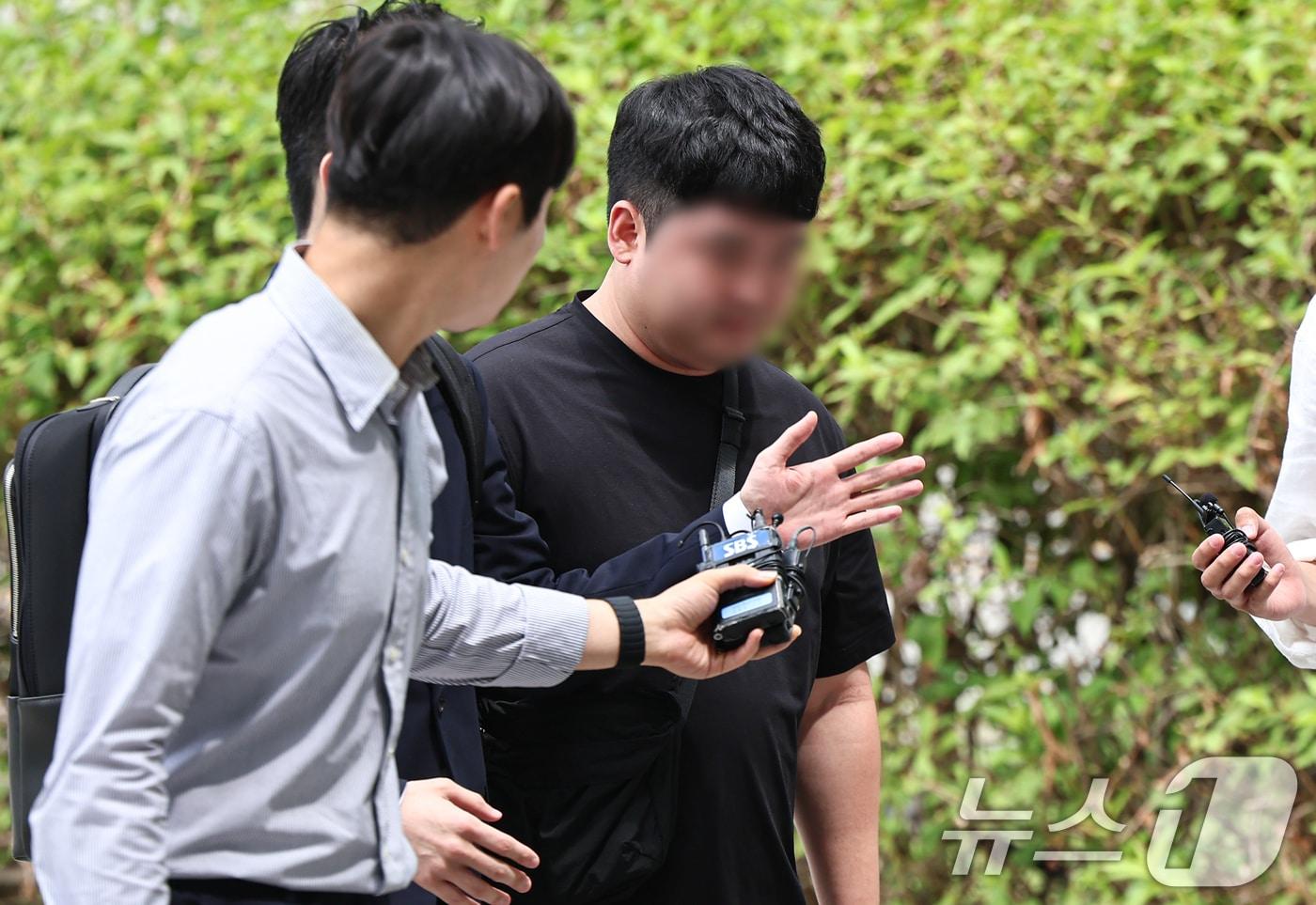 본문 이미지 - 6·3 지방선거 투표용지 부족 사태에 항의하며 잠실 개표소에서 경찰을 폭행한 혐의를 받는 20대 남성이 2일 서울동부지방법원에서 열리는 구속 전 피의자심문(영장실질심사)에 출석하고 있다. 2026.7.2 ⓒ 뉴스1 김도우 기자