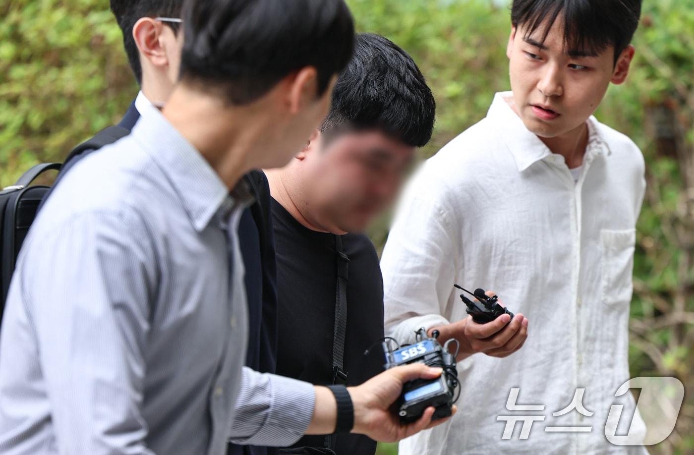 본문 이미지 - 6·3 지방선거 투표용지 부족 사태에 항의하며 잠실 개표소에서 경찰을 폭행한 혐의를 받는 20대 남성이 2일 서울동부지방법원에서 열리는 구속 전 피의자심문(영장실질심사)에 출석하고 있다. 2026.7.2 ⓒ 뉴스1 김도우 기자