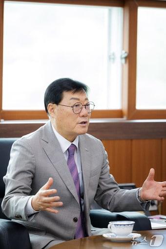 본문 이미지 - 김윤철 합천군수가 2일 군수실에서 가진 뉴스1과의 인터뷰에서 민선 9기 운영 방향 등을 설명하고 있다(합천군 제공. 재판매 및 DB금지). 2026.7.2