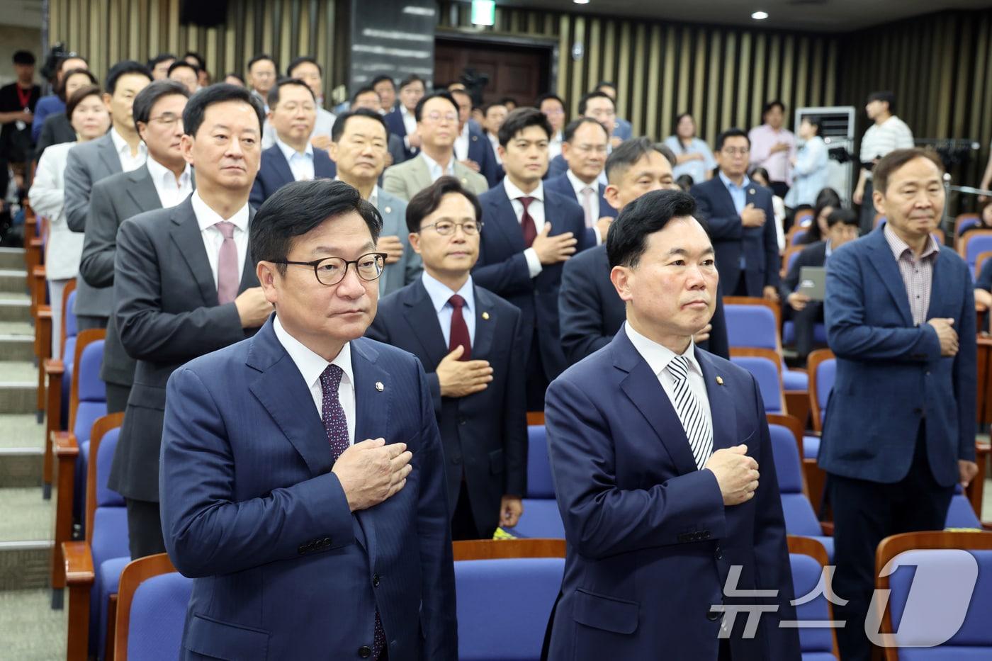 본문 이미지 - 정점식 국민의힘 원내대표가 2일 오후 서울 여의도 국회에서 열린 의원총회에서 국민의례를 하고 있다. 2026.7.2 ⓒ 뉴스1 황기선 기자