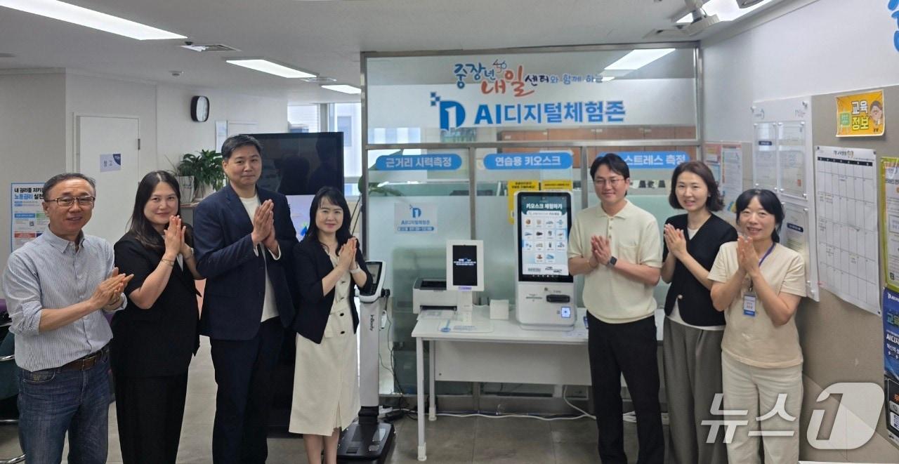 본문 이미지 - '중장년 AI 디지털 체험존'.(제주중장년내일센터 제공. 재판매 및 DB 금지)/뉴스1 