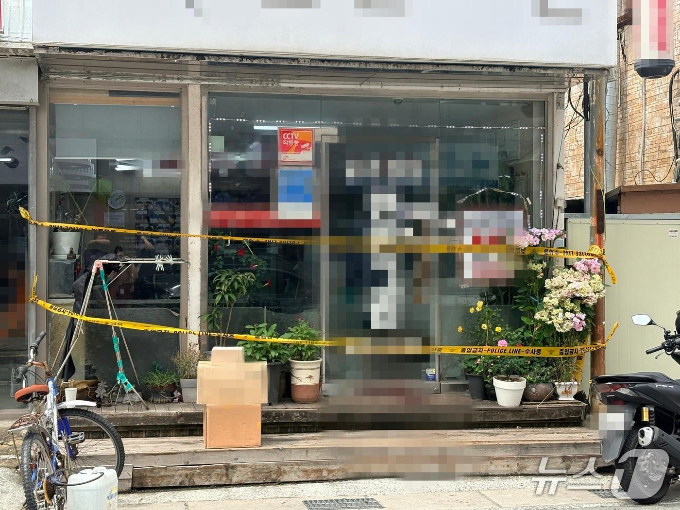본문 이미지 - 2일 흉기 난동이 발생한 경남 거제시 고현동의 한 미용실 앞에 폴리스라인이 설치돼 있다.2026.07.02/뉴스1 강미영기자