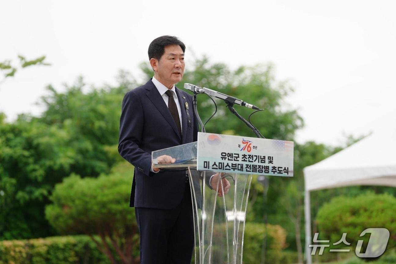 본문 이미지 - 조용호 오산시장이 2일 경기 오산시 죽미령평화공원에서 열린 '제76주년 유엔군 초전기념 및 미 스미스부대 전몰장병 추도식'에서 추도사를 하고 있다. (오산시 제공) 
