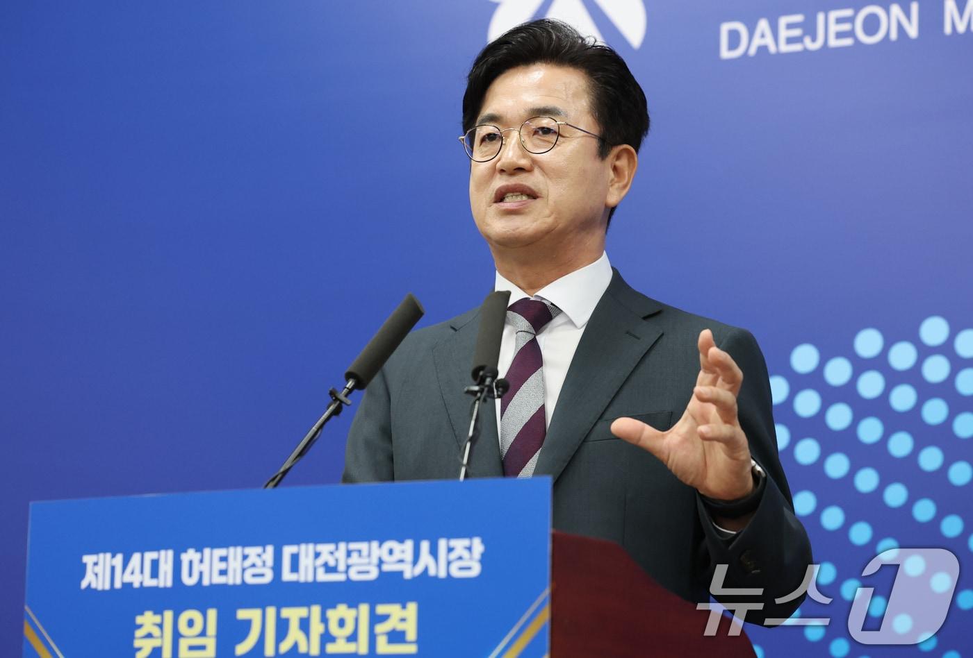 본문 이미지 - 허태정 대전시장이 2일 대전 시청 브리핑룸에서 열린 취임 기자회견에서 취재진의 질문에 답변하고 있다. 2026.7.2 ⓒ 뉴스1 김기태 기자