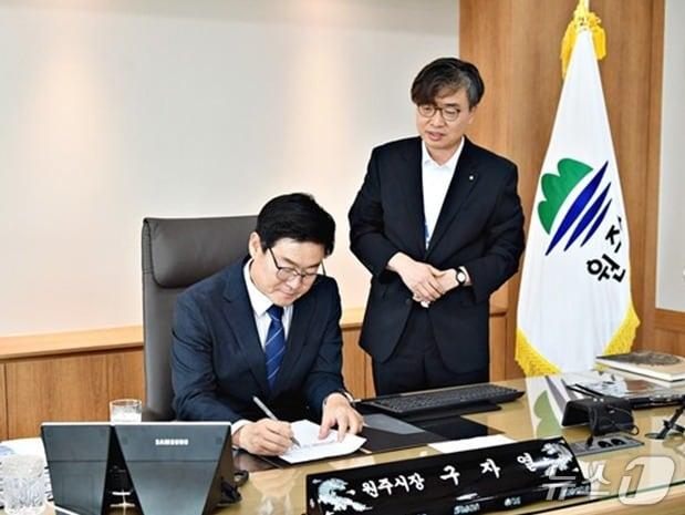 본문 이미지 - 구자열 강원 원주시장이 1일 시청 집무실에서 '시민주권위원회 구성 및 운영계획'을 1호 결재로 서명했다. (원주시 제공. 재판매 및 DB금지) 2026.7.1/뉴스1
