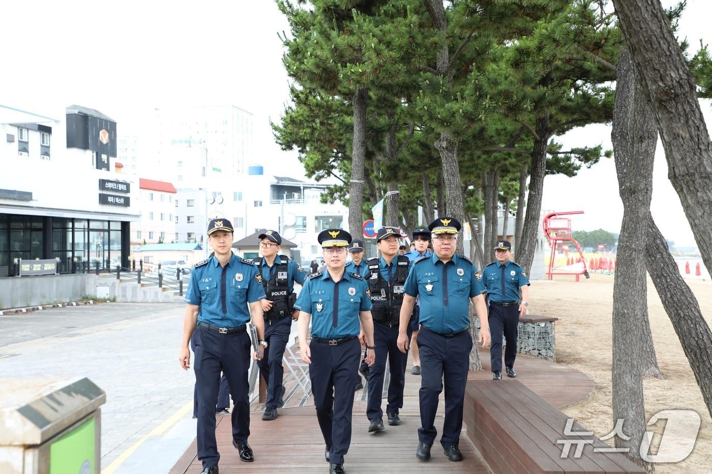 본문 이미지 - 유윤종 울산경찰청장이 2일 울산 울주군 진하해수욕장을 찾아 여름경찰관서 운영 실태를 점검했다.(울산경찰청 제공. 재판매 및 DB금지)/뉴스1