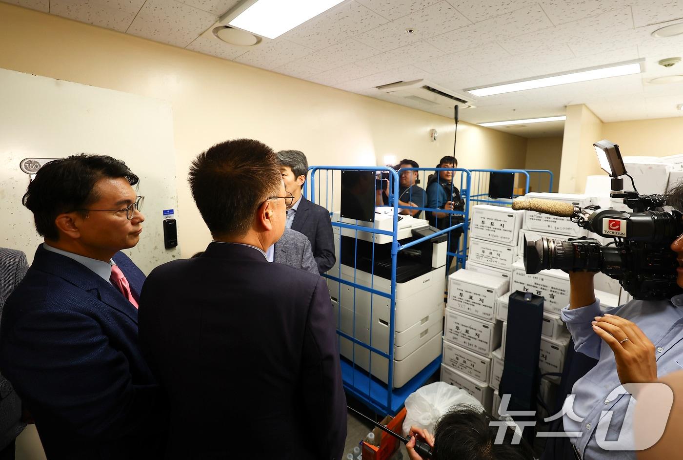 본문 이미지 - 6·3 지방선거 투표용지 부족 사태를 조사 중인 윤상현 국회 국정조사특별위원회 위원장과 위원들이 2일 서울 송파구 올림픽공원 내 개표소 내부에서 투표함이 보관돼 있는 장소를 둘러보고 있다. 2026.7.2 ⓒ 뉴스1 국회사진기자단