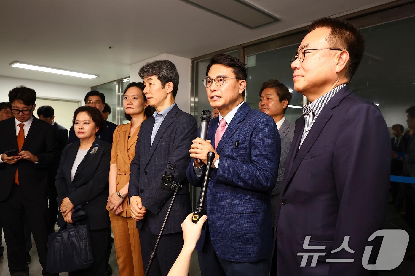 본문 이미지 - 6·3 지방선거 투표용지 부족 사태를 조사 중인 윤상현 국회 국정조사특별위원회 위원장을 비롯한 위원들이 지난 2일 서울 송파구 올림픽공원 내 개표소 내부 현장조사를 마치고 브리핑을 하고 있다. 2026.7.2 ⓒ 뉴스1 국회사진기자단